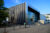 Modernes Bibliotheksgebäude der Hochschule Darmstadt mit großer Glasfassade und vertikalen Metallpaneelen im Abendlicht.